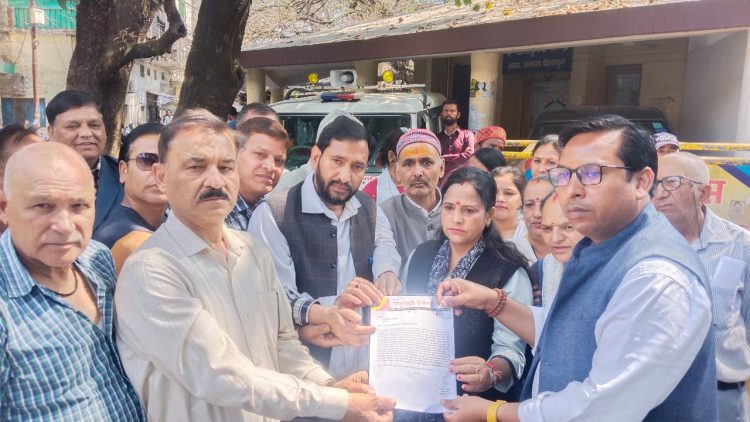 बिग ब्रेकिंग : निजी स्कूलों की मनमानी के खिलाफ राष्ट्रवादी रीजनल पार्टी का उग्र प्रदर्शन, मुख्यमंत्री को सौंपा ज्ञापन