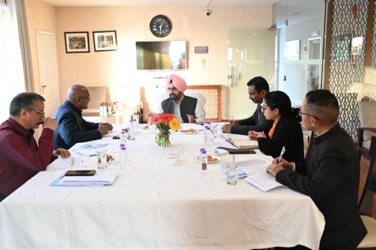 बड़ी खबर: उत्तराखंड में निर्वाचन आयोग की समीक्षा बैठक: मतदाताओं की सुविधा पर जोर