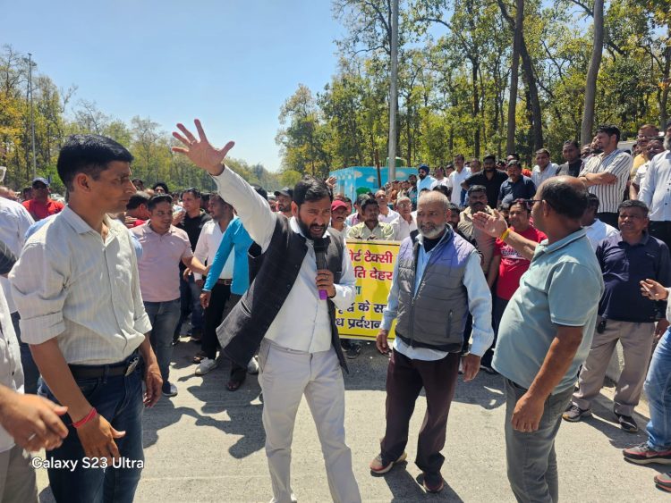 बिग ब्रेकिंग : लच्छीवाला टोल प्लाजा हटाने की मांग पर रीजनल पार्टी का उग्र आंदोलन