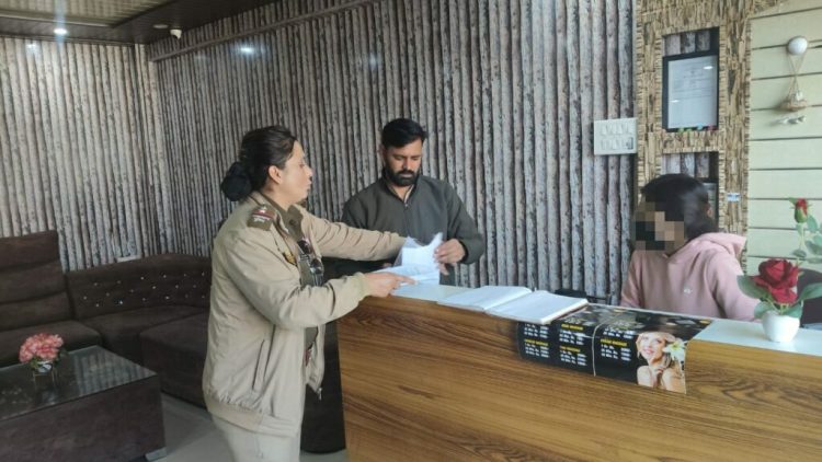 बड़ी खबर: देहरादून में स्पा सेंटरों पर पुलिस का बड़ा एक्शन – छापेमारी के दौरान अफरातफरी