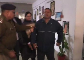 सचिवालय में रहस्यमयी घटना! कर्मचारी पर आया देवता, सीएम धामी को लेकर की भविष्यवाणी