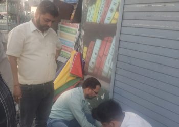शिक्षा माफियाओं पर प्रशासन का कड़ा प्रहार: तीन बड़े पुस्तक विक्रेता सील, निजी स्कूलों पर भी गिरेगी गाज