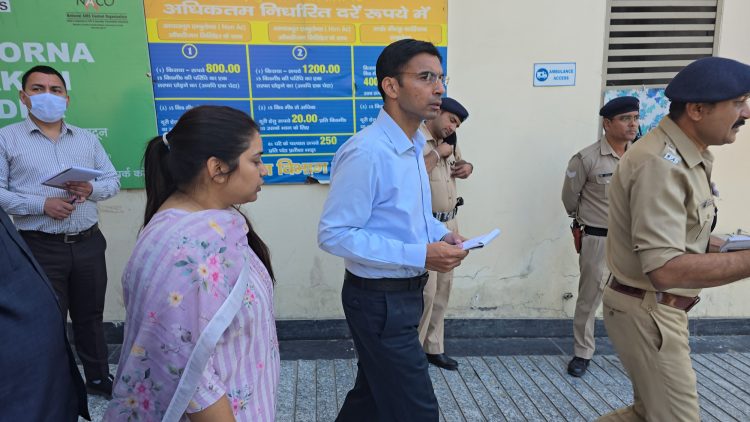 जिला अस्पताल में स्वास्थ्य सुविधाओं का होगा विस्तार: डीएम सविन बंसल
