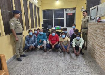 बड़ी खबर: दून पुलिस का नशे के खिलाफ एक्शन: खुलेआम शराब पीने वालों पर चला डंडा, 255 पर चालान, 12 गिरफ्तार