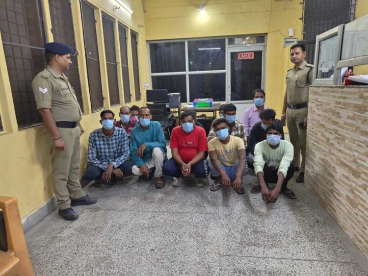 बड़ी खबर: दून पुलिस का नशे के खिलाफ एक्शन: खुलेआम शराब पीने वालों पर चला डंडा, 255 पर चालान, 12 गिरफ्तार