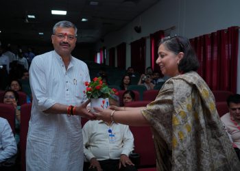 एसजीआरआर विश्वविद्यालय ने किया स्वच्छता कर्मियों का सम्मान, मेयर सौरभ थपलियाल रहे मुख्य अतिथि