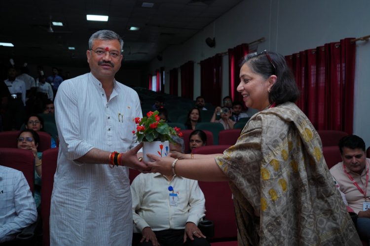 एसजीआरआर विश्वविद्यालय ने किया स्वच्छता कर्मियों का सम्मान, मेयर सौरभ थपलियाल रहे मुख्य अतिथि