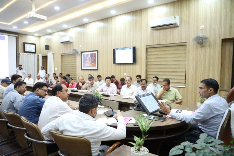 डेंगू-मलेरिया का खतरा चरम पर: डीएम ने दिया अलर्ट, चिकित्सक और निगम कर्मियों को युद्ध स्तर पर तैयार रहने के निर्देश