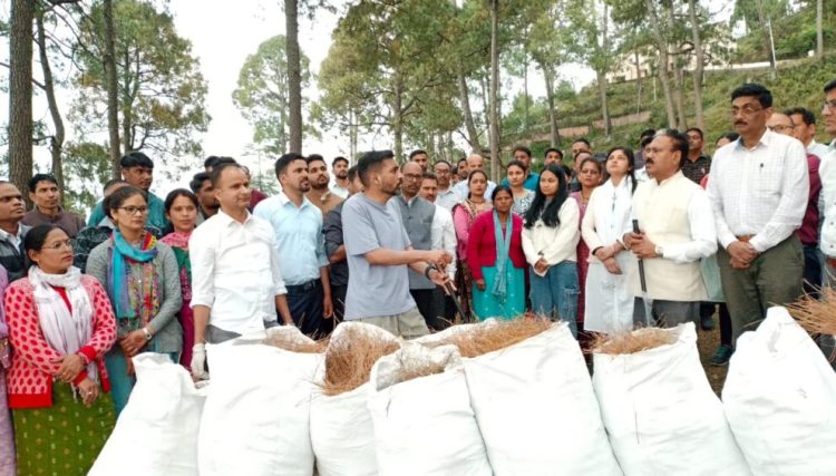 वनाग्नि रोकथाम की दिशा में ऐतिहासिक कदम: डीएम डॉ. आशीष चौहान की अगुवाई में चला पिरूल संकलन अभियान
