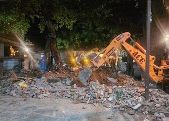 बड़ी खबर : दून अस्पताल परिसर से हटाई गई अवैध मजार, प्रशासन ने देर रात चलाया बुल्डोज़र