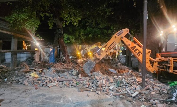 बड़ी खबर : दून अस्पताल परिसर से हटाई गई अवैध मजार, प्रशासन ने देर रात चलाया बुल्डोज़र