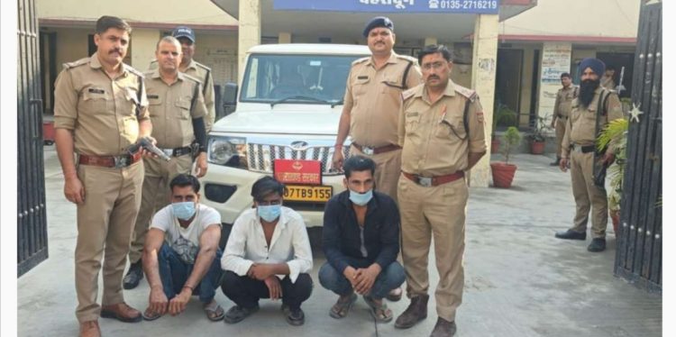 बड़ी खबर: दून में नकली पिस्टल से असली कार्रवाई, तीन युवक पुलिस की गिरफ्त में