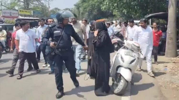 शर्मनाक: शादीशुदा बेटी के साथ दिखा युवक, मां ने सड़क पर बरसाईं चप्पलें