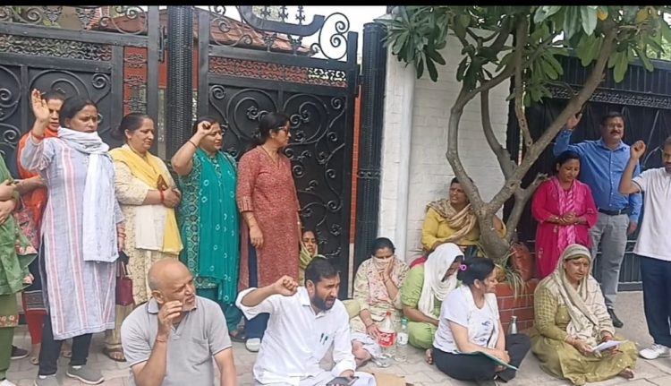 समर वैली स्कूल स्कैंडल: रिश्वत लेकर पास किए छात्र, मेहनती बच्चों को जानबूझकर किया फेल? अभिभावकों का फूटा गुस्सा, स्कूल गेट पर भारी प्रदर्शन”