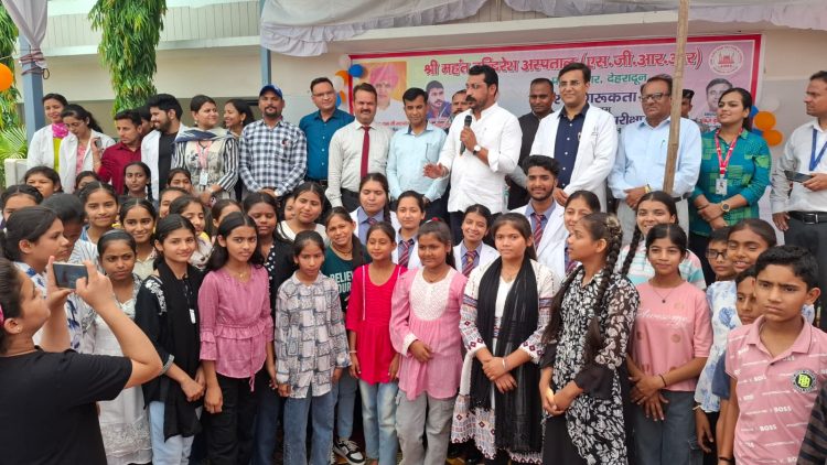 गुड न्यूज: श्री महंत इन्दिरेश अस्पताल के निःशुल्क स्वास्थ्य शिविर का 2002 मरीजों ने उठाया लाभ