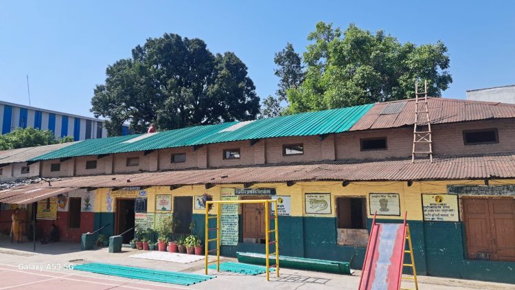 परेड ग्राउंड सरकारी स्कूल में मरम्मत कार्य शुरू – डीएम की तत्परता से संवरने लगे शिक्षा के मंदिर