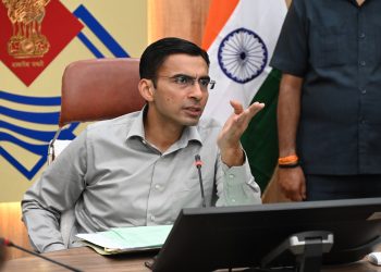 डीएम का स्पष्ट निर्देश: युद्धस्तर पर हो पेयजल समस्या का समाधान