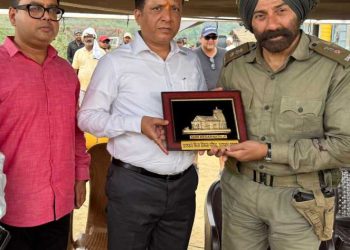 बॉर्डर 2 के सेट पर पहुंचे फिल्म परिषद के CEO बंशीधर तिवारी, देहरादून में तैयार हुआ कश्मीर जैसा गांव