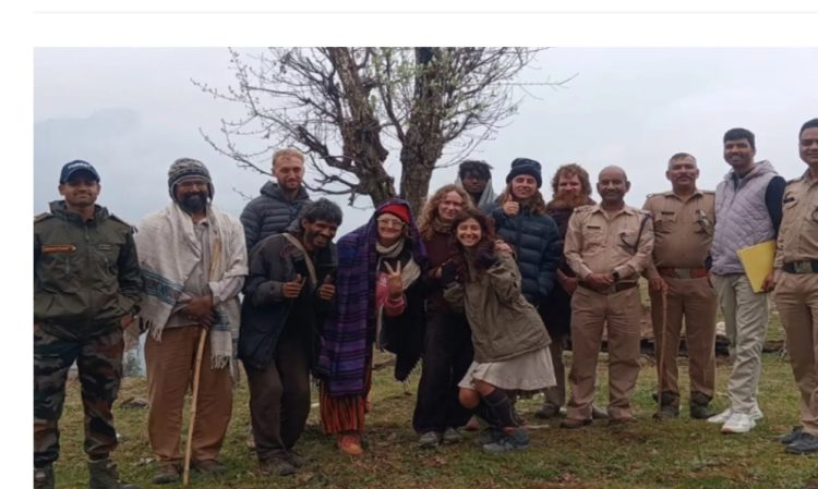 बड़ी खबर: मुनस्यारी के जंगलों से हटाए गए विदेशी पर्यटक, वन क्षेत्र में बिना अनुमति कर रहे थे ठहराव