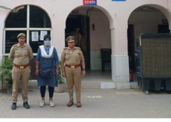 बड़ी खबर: झूठे मुकदमे का जाल बिछाकर मांगी रंगदारी, महिला गिरफ्तार, नकदी और मोबाइल बरामद