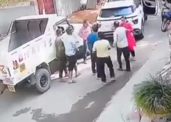 पुलिस कर्मी की बेतहाशा हिंसा: पिकअप चालक को बिना कारण पीटा, महिला भी हुई शामिल