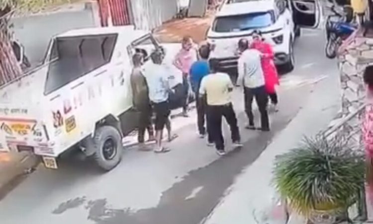 पुलिस कर्मी की बेतहाशा हिंसा: पिकअप चालक को बिना कारण पीटा, महिला भी हुई शामिल