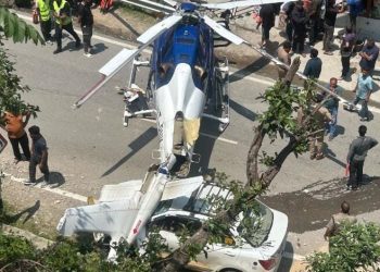 केदारनाथ में हेलीकॉप्टर की इमरजेंसी लैंडिंग, 6 यात्री बाल-बाल बचे — Safety Concerns Raised