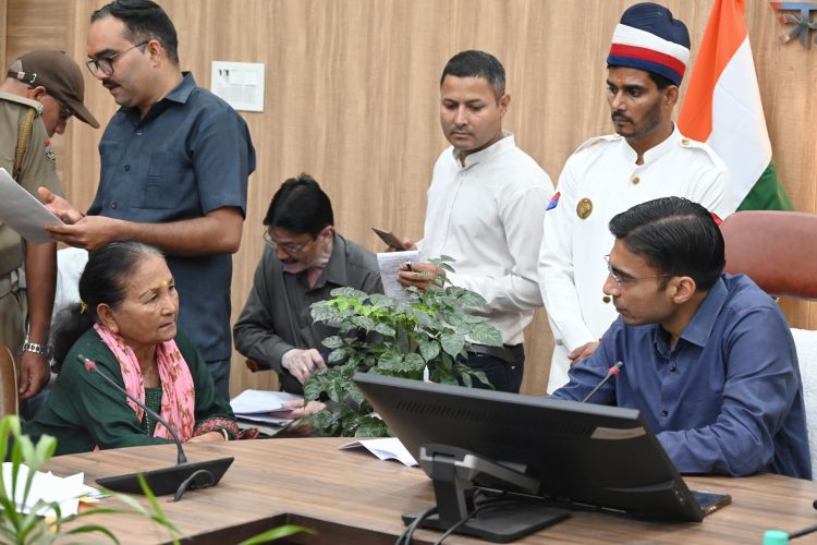 डीएम जन दर्शन: मुख्यमंत्री के पदचिह्नों पर जनता का बढ़ता विश्वास