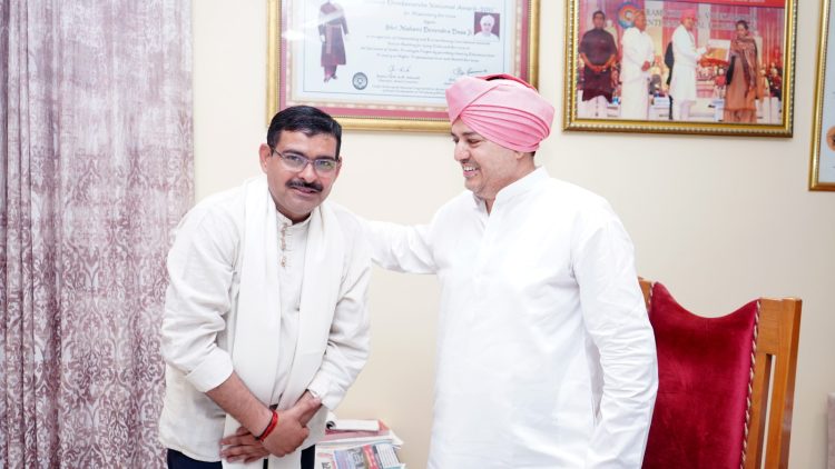 परमवीर चक्र विजेता कैप्टन योगेन्द्र सिंह यादव ने श्री दरबार साहिब में टेका माथा