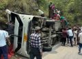 केदारनाथ यात्रा में बड़ा हादसा: NH-707A पर बस पलटी, तीन गंभीर घायल, 16 को हल्की चोटें