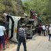 केदारनाथ यात्रा में बड़ा हादसा: NH-707A पर बस पलटी, तीन गंभीर घायल, 16 को हल्की चोटें
