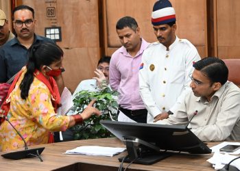 जनता दर्शन में डीएम सविन बंसल का संवेदनशील प्रशासन: 150 से अधिक मामलों पर तत्काल कार्रवाई, बुजुर्गों और दिव्यांगों को मिला न्याय