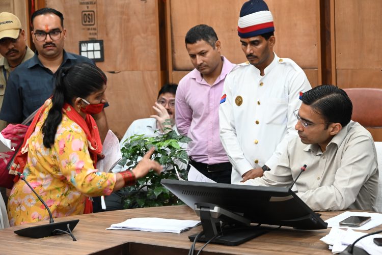 जनता दर्शन में डीएम सविन बंसल का संवेदनशील प्रशासन: 150 से अधिक मामलों पर तत्काल कार्रवाई, बुजुर्गों और दिव्यांगों को मिला न्याय