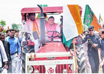 ट्रैक्टर की स्टेयरिंग से लेकर संविधान तक: सीएम धामी का ग्राउंड-कनेक्टेड लीडरशिप मॉडल