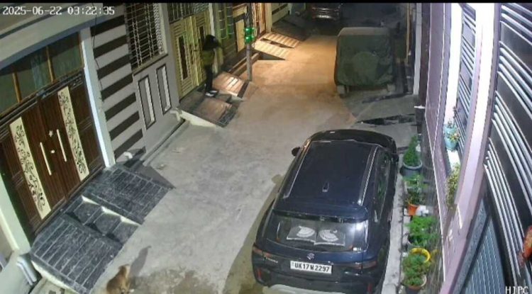 बड़ी खबर : बंद मकान में लाखों की चोरी, CCTV में कैद हुए नकाबपोश चोर, इलाके में दहशत