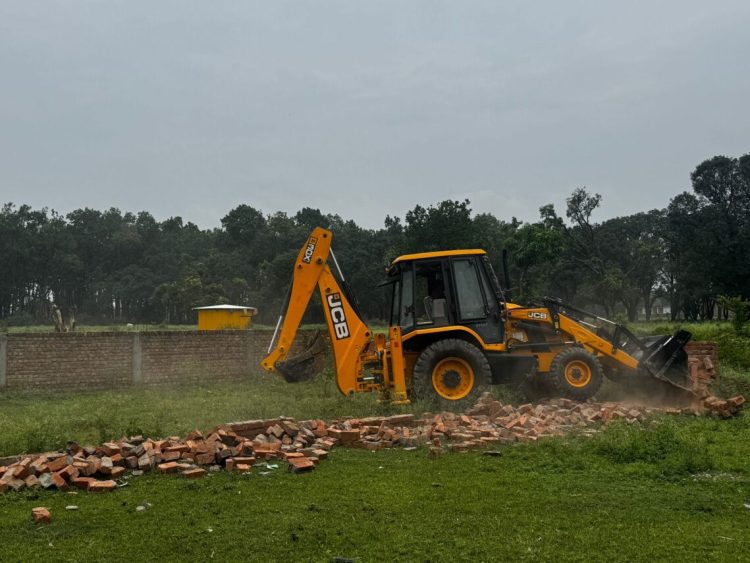 MDDA का अवैध निर्माणों पर बड़ा एक्शन: देहरादून-मसूरी में प्लाटिंग ध्वस्त, निर्माण सील