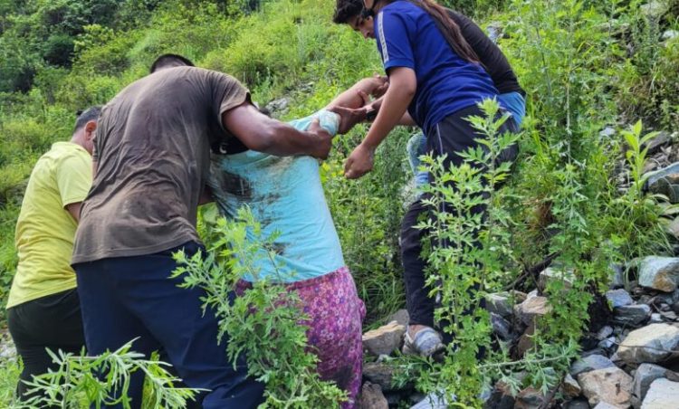 हादसों का काला दिन: रुद्रप्रयाग में टेंपो ट्रैवलर अलकनंदा में समाई, 2 की मौत, 10 अब भी लापता