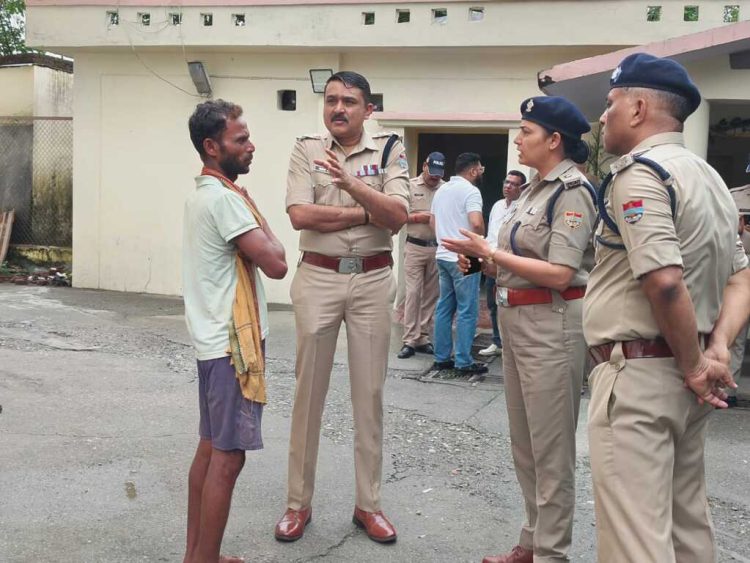 डोईवाला में नाबालिग की रहस्यमयी मौत: SSP देहरादून ने परिजनों से की मुलाकात, निष्पक्ष जांच का भरोसा