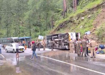 चमोली में बड़ा हादसा टला: सेना के जवानों की बस बदरीनाथ हाईवे पर पलटी, कुछ जवान घायल