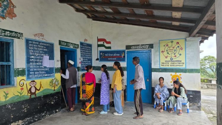 द्वाराहाट के गनोली बूथ पर दोबारा मतदान जारी, जानिए क्यों हुई पुनर्मतदान की नौबत