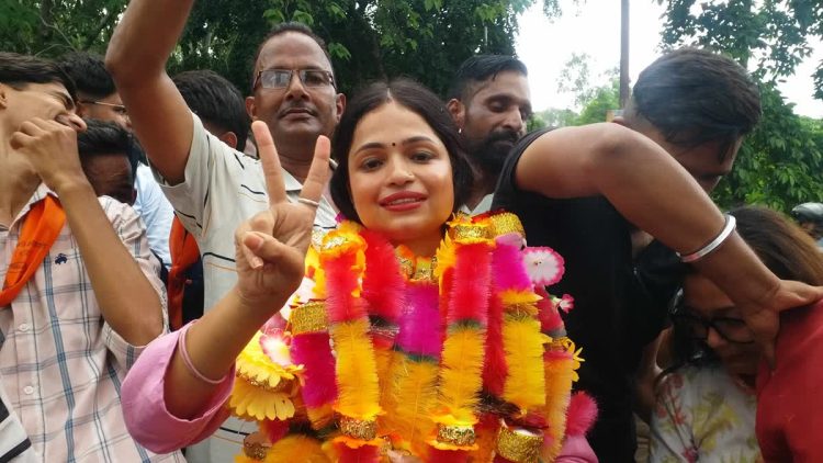 नैनीताल पंचायत चुनाव: बीजेपी को बड़ा झटका, बागी नेता की पत्नी छवि बोरा कांडपाल ने रचा इतिहास