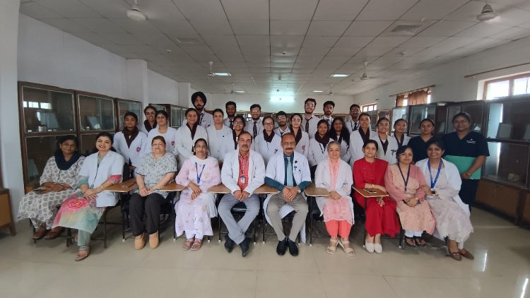 राष्ट्रीय चिकित्सक दिवस पर SGRR मेडिकल कॉलेज में मॉडल प्रदर्शनी, तितिक्षा रावत व टीम अव्वल