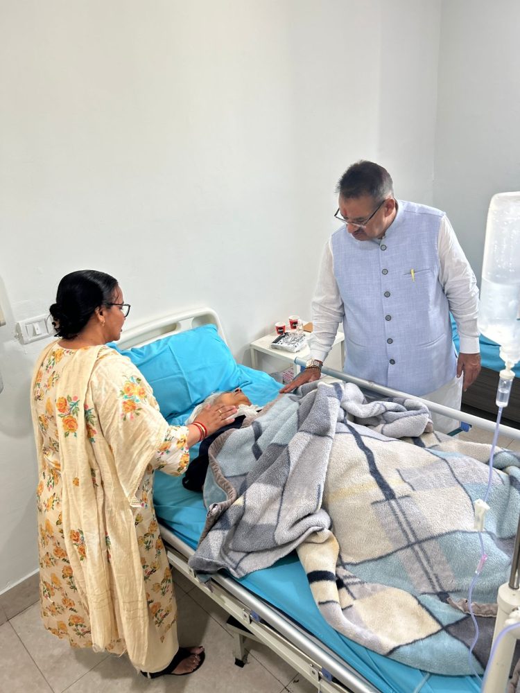 कैबिनेट मंत्री गणेश जोशी ने जाना राॅटविलर कुत्ते के हमले में गम्भीर घायल महिला का हाल