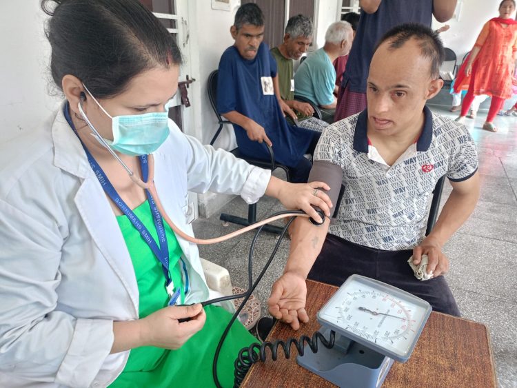 विशेष बच्चों के चेहरे पर मुस्कान लाया श्री महंत इन्दिरेश अस्पताल का सेवा भाव