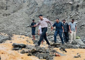 आपदा में संवेदनशीलता की मिसाल: डीएम पहुंचे अंतिम गांव बटोली, प्रशासन 24×7 तैनात