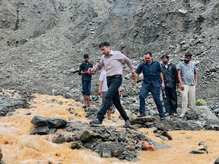 आपदा में संवेदनशीलता की मिसाल: डीएम पहुंचे अंतिम गांव बटोली, प्रशासन 24×7 तैनात