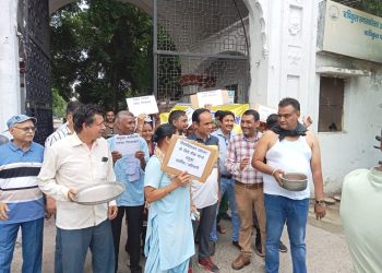 उत्तराखंड में वेतन संकट गहराया – कर्मचारियों ने मांगी भीख, उठाया शासन-विश्वविद्यालय पर सवाल