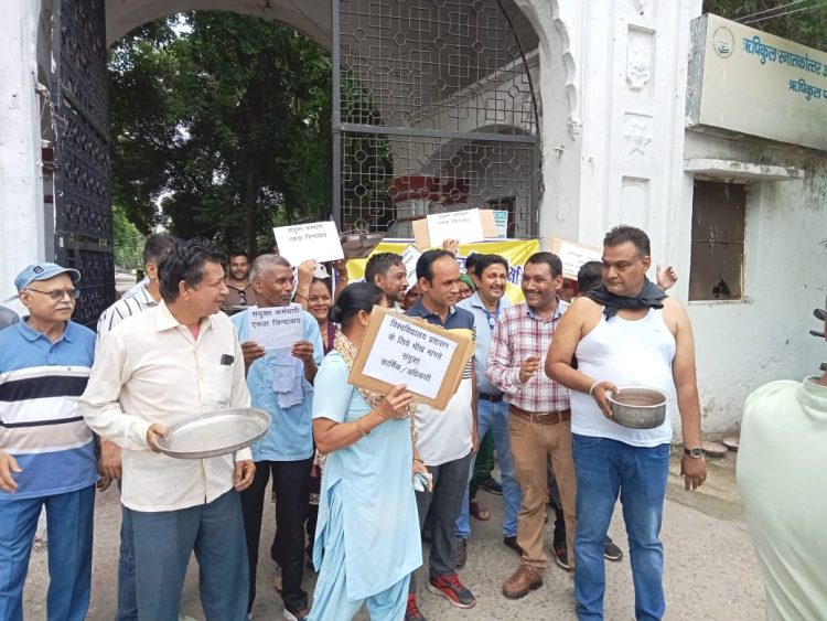 उत्तराखंड में वेतन संकट गहराया – कर्मचारियों ने मांगी भीख, उठाया शासन-विश्वविद्यालय पर सवाल