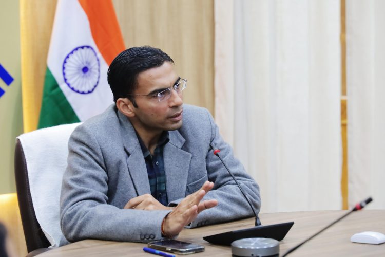 CSL फाइनेंस बैंक पर डीएम की सख्ती: बीमित ऋण के बाद भी विधवा को प्रताड़ित किया, बैंक प्रबंधक पर 6.50 लाख की RC काटी