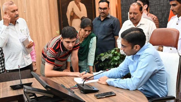 देहरादून में इंस्पेक्टर की दबंगई पर डीएम की सख्त कार्रवाई: पत्नी-बेटे को पिस्टल से डराने पर लाइसेंस तत्काल रद्द, मुकदमा दर्ज के आदेश